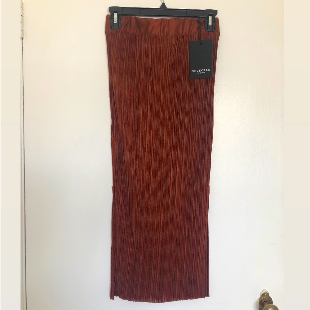 Pleated midi skirt with double slit